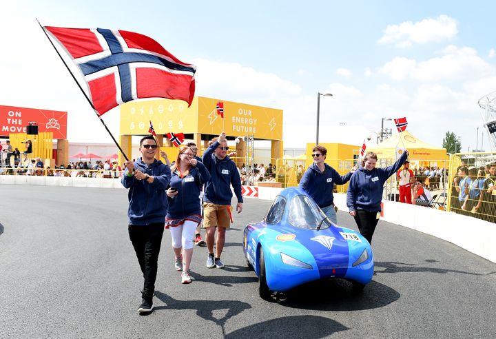 De norske studentene er klare for Shell Eco-marathon. Her er representanter fra NTNU under den offisielle åpningen torsdag 25. mai.