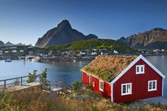 SOMMER I NORGE: Over 6 av 10 nordmenn skal tilbringe hele eller deler av sommerferien i Norge, viser en ny undersøkelse fra FINN reise og Opinion. Og Nord-Norge, med Lofoten i spissen, er blant de mest populære destinasjonene. Foto: Shutterstock.