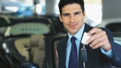 Før var det snakk om bensin eller diesel. Nå styrer ny teknologi og politiske vedtak bilkjøp. (FOTO: Colourbox)