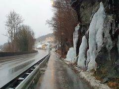 Mildvær etter vinter skaper utfordringer langs veien. Foto: Helge Nordtveit, Statens vegvesen