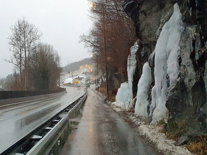 Mildvær etter vinter skaper utfordringer langs veien. Foto: Helge Nordtveit, Statens vegvesen