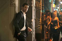 Tom Ellis i rollen som Lucifer, helvetes hersker, og eier av den eksklusive nattklubben Lux. Foto: FOX