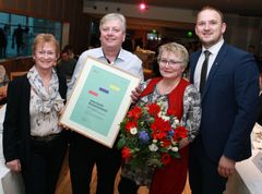 Vinnarane av Bedriftsutviklingsprisen for landbruket 2016 Johan Fredrik Bråstad Kristensen og Anita Kristensen frå Grimstad, flankert av Inger Solberg, divisjonsdirektør for bærekraft i Innovasjon Norge og statsråd Jon Georg Dale. Foto: Vidar Alfarnes