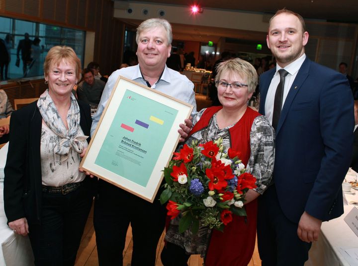Vinnarane av Bedriftsutviklingsprisen for landbruket 2016 Johan Fredrik Bråstad Kristensen og Anita Kristensen frå Grimstad, flankert av Inger Solberg, divisjonsdirektør for bærekraft i Innovasjon Norge og statsråd Jon Georg Dale. Foto: Vidar Alfarnes