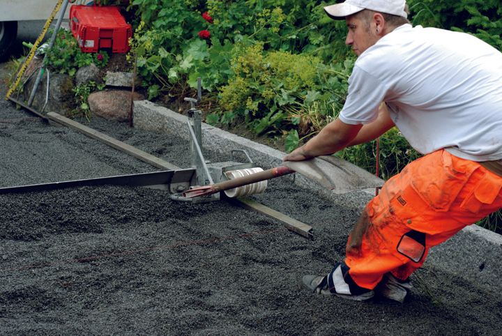 Ingenting er triveligere enn å tilbringe tid i sin egen hage. SINTEF gir gode råd og eksempler på riktig utførelse for deg som vil bygge et vakkert uterom. Foto: SINTEF