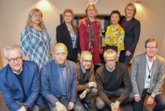 Kvinnedominans: Seks av de nye etatslederne er kvinner. Fra venstre bak Marta Johanne Gjengedal, Cecilie Solum, Ann Kristin Kjeia Sletten, Eve Vangsnes Bergli, Anne Sigrun Moen. Astrid Bugge Mjærum tiltrer først i mars. Foran fra venstre: Jørn Leonhardsen, Johan Ronæs, Kjetil Moen, Hans Christian Holte og Jan Magnus.  (Foto: Skatteetaten)