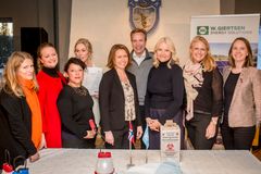 F.v Ingun Berget fra Bright Products, Helene Ruden fra Ruden, Ida Faldbakken fra Nordic Impact, Anita Krohn Traaseth adm. dir. i Innovasjon Norge, Astrid Skreosen fra ASAP Norway, Utenriksminister Børge Brende, H.K.H. Kronprinsesse Mette-Marit, Maria Vangen Jordet fra Polynor og Rikke Giertsen fra W. Giertsen Solution.