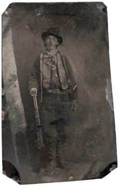 Inntil nylig fantes det kun ett bilde av Billy The Kid; et portrettfotografi som ble tatt i Fort Sumner i New Mexico mellom 1879-1880. Dette ble solgt til forretningsmannen William Koch for 12 millioner kroner på en auksjon i 2011. Foto: public domain