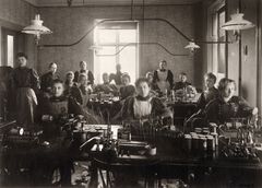 Kvinnelige arbeider ved L.M. Ericssons telefonfabrikk i 1895. Fabrikken ble startet av Hilda Ericsson og mannen Lars Magnus, og løftes frem på Teknisk museum som et av flere eksempler på nye arbeidsplasser som oppsto for kvinner på 1800- og 1900-tallet. Foto: Wikimedia