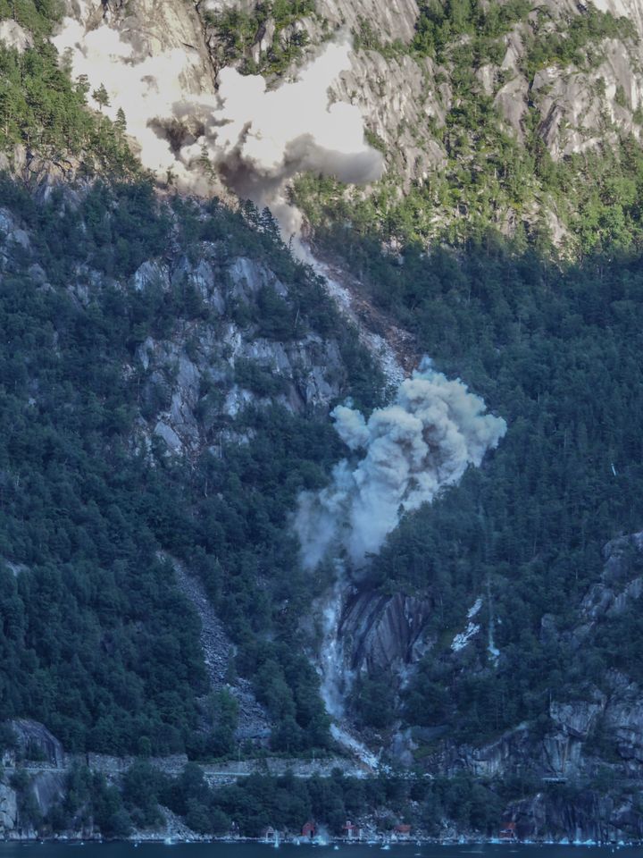 Statens vegvesen sprengte ned steiner som lå igjen etter skredet på riksveg 13 i Hardanger. Foto: Arvid Aga
