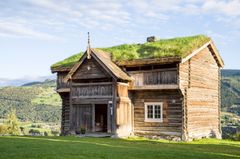 I forbindelse med Verdiskapingsprogrammet på kulturminneområdet, var ny og videreført bruk viktige temaer. Gården Nordigard Blessom i Vågå kommune, Oppland, var en av flere gårder hvor det ble satset på gardshotell. Bildene viser deler av gården før istandsetting. (Foto: Ingrid Blessom)