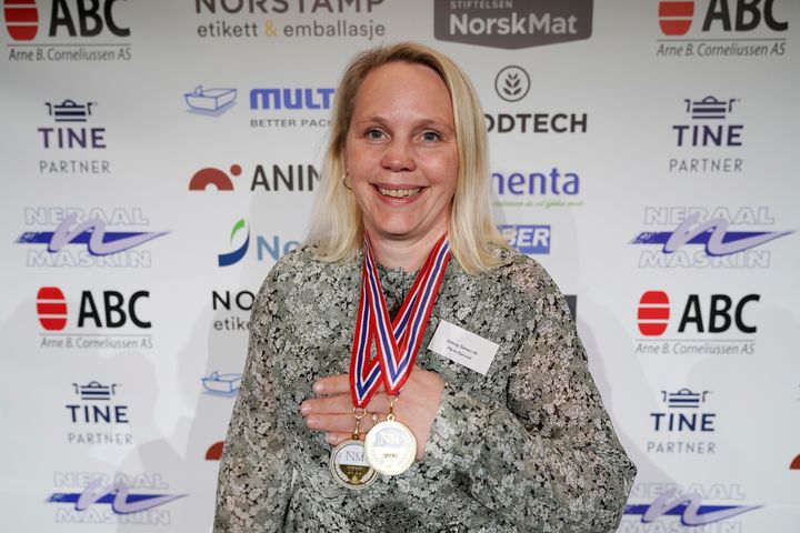 Norgesmestertittelen, hedersprisen og medaljene ble mottatt av Marte Størvold, pølsemaker ved Inderøy Slakteri AS. Foto: John T. Pedersen
