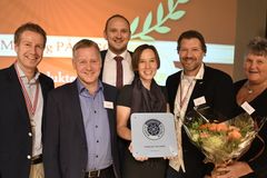 Fra venstre: Espen Larsen fra Finsbråten, Erik Mydland fra Mydland, statsråd Jon Georg Dale, Elin Brunsdon fra Animalia, Pål Espung fra Nortura og Marit Nicolaisen fra Grilstad. Foto: Camilla Berg Hansen