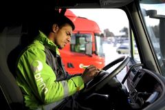 Partheepan Rasendram (22) er lærling i yrkessjåførfaget ved Transport på Postens godssenter i Oslo, PGO. Han har et halvt år igjen før han skal ta fagprøven. Han håper å få jobb i Posten etter endt lærertid.
