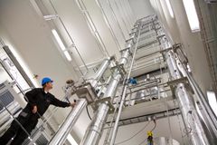 I dette storskala-laboratoriet ved SINTEF fanges CO2 fra forbrenningsgasser ved hjelp av kjemikalier. Nå skal norske og utenlandske forskere og industrifolk gjøre sitt for at nettopp CO2-håndtering skal bli en del av hverdagen i europeiske industriregioner. Foto: Thor Nielsen / SINTEF