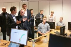 Fiskeriminister Per Sandberg på besøk under den pågående lakseauksjonen. Foto: NFD