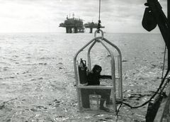 Historiker Tor Gunnar Tollaksen har skrevet artikkel om kameratskap og omsorg blant norske petroleumsdykkere i Nordsjøen. Bildet viser en dykker som senkes ned fra dykkerfartøy for å utføre arbeid på Friggfeltet. Foto: Annick Lia / Norsk Oljemuseum (bør ikke brukes uten særskilt tillatelse)