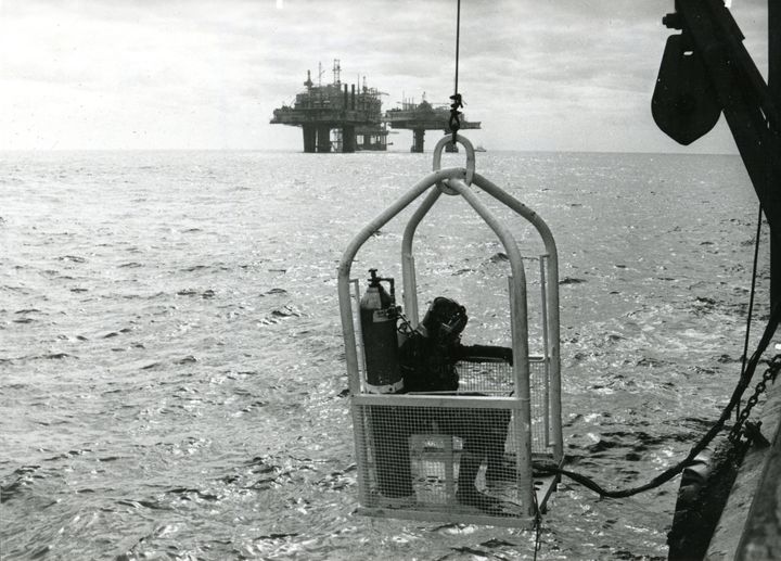 Historiker Tor Gunnar Tollaksen har skrevet artikkel om kameratskap og omsorg blant norske petroleumsdykkere i Nordsjøen. Bildet viser en dykker som senkes ned fra dykkerfartøy for å utføre arbeid på Friggfeltet. Foto: Annick Lia / Norsk Oljemuseum (bør ikke brukes uten særskilt tillatelse)