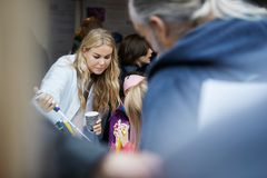 Fra et tidligere forskningstorg i Oslo. Det er ikke torg i Oslo i år på grunn av smittevernhensyn, men det er sju andre torg rundt om i landet, i tillegg til at skoler flere steder får minitorg rett til egen skole. Foto: Forskningsdagene/Bård Gudim.
