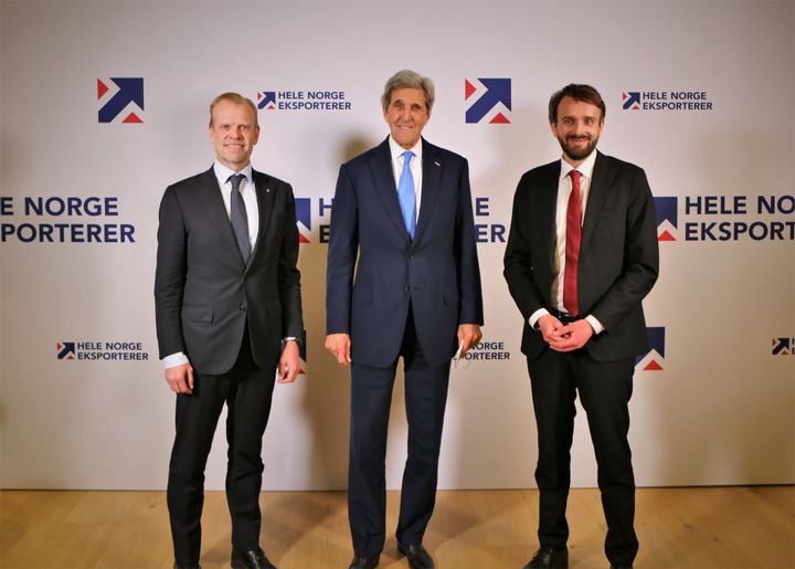 Norge er første partnerland i den amerikanske industrikoalisjonen First Movers Coalition. Næringsminister Jan Christian Vestre tok imot USAs spesialutsending for klima, John Kerry i Oslo fredag 6. mai, sammen med konsernsjef i Yara Svein Tore Holsether. Foto: Yngve Angvik, Nærings- og fiskeridepartementet