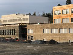 Eksisterende skole ble bygget i 1960, og ca. 2 100 kvadratmeter av skolebygget rehabiliteres og bygges om. Foto: Høine.