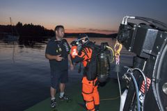 DYKK: De to dykkerne om bord på Horn Flyer har vært i vannet nesten 50 ganger i løpet av 26 dager. Også det er ny rekord for mannskapet. FOTO: Pål Bustgaard/RS «Horn Flyer»
