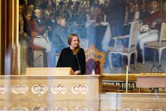 Første visepresident Eva Kristin Hansen leder stortingsmøtet.