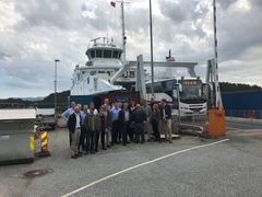 Delegasjonen fra Washington State Department of Commerce og Port of Seattle fikk teste den nye elektriske ferjen som skal settes i drift mellom Sandvikvåg og Husavik i Hordaland. Foto: Port of Seattle/Innovasjon Norge