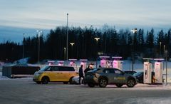 Det er enkelte ladeplasser langs hovedveiene som tradisjonelt har mest kø på utfartsdager. Da gjelder det å sjekke om det kan være andre lademuligheter. (Foto: NAF)