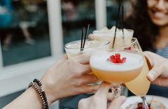 – Mange blir litt sånn «hjelp, dette har ingen fortalt meg». Dette er litt nyere kunnskap enn at man bare skal ligge unna alkohol under svangerskapet, sier professor Elisabet Rudjord Hillesund. (Foto: Kelly Sikkema, Unsplash.)