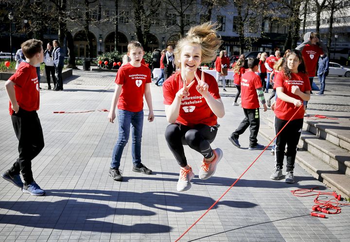 Barn fra Trasop skole i Oslo åpnet Nasjonalforeningen for folkehelsens hoppetaukonkurranse tirsdag formiddag. Foto: Paal Audestad