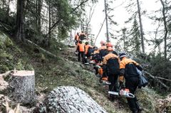 Hogst AS hjelper tidligere straffedømte som vil endre livet sitt ved å tilby dem opplæring og fast arbeid som skogsarbeidere. Nå får de muligheten til å ta fagbrev. Foto Bennett