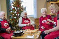 Laila (84), Eva (90) og Annie (92) hjelper Torunn Nordbø med å få krumkakene i riktig fasong. Foto: brodogkorn.no