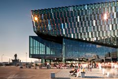 Harpa Concert Hall and Conference Center i Reykjavik er et av flere ikoniske kulturhus Henning Larsen står bak. Illustrasjon: Henning Larsen