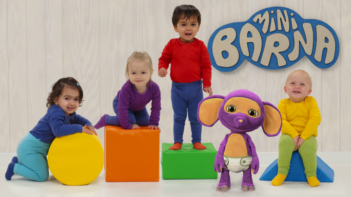 En ny gjeng ettåringer er klare med flere krumspring når «Minibarna» kommer tilbake med ny sesong 21. desember. Foto: NRK
