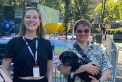 Monica Aasen og Inger Kristin Haugsevje i Pride Park 2021 (Foto: Rohan Sandemo Fernando / Oslo Pride)
