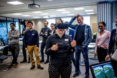 Asta Samuelsen, som var på sitt første Nova-arrangement, beveger seg på Flyplasskrysset i VR.