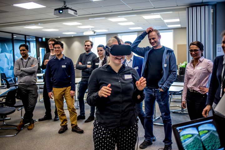 Asta Samuelsen, som var på sitt første Nova-arrangement, beveger seg på Flyplasskrysset i VR.