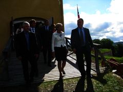 Fra venstre: Adm. Dir Frode Sjursen, statsråd Anne-Grete Strøm-Erichsen, Distriktssjef Forsvarsbygg nasjonale festningsverk Thorbjørn Holth. Bak fra venstre: Hotelldriver Arnt Mikalsen, festningsforvalter Jonny Fjeld.