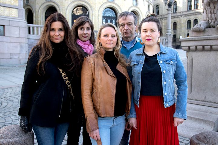Kunstnerne står sammen mot forslaget til ny åndsverklov. Fra venstre: Ingrid Kindem, Marianne Kleven, Elin Aamodt, Knut Alfsen og Cathrine Finstad. Foto: Marthe Vee