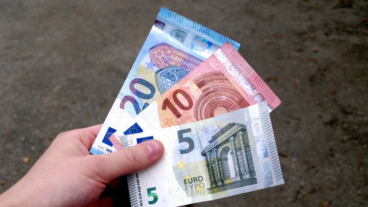 Foto: https://commons.wikimedia.org/wiki/File:Second_series_5,_10,_20_Euro_banknotes_in_hand.jpg