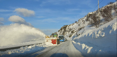Rv. 94 ligger langs havet, men har høgfjellets utfordringer med snøfokk vinterstid. Foto: Ole-André Helgaas / Statens vegvesen.
