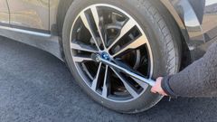 NAF anbefaler at du etterstrammer hjulboltene etter å ha kjørt rundt 50 kilometer etter hjulskiftet. Dette gjelder både om du selv har gjort det eller et dekkverksted har gjort det for deg. (Foto: NAF)