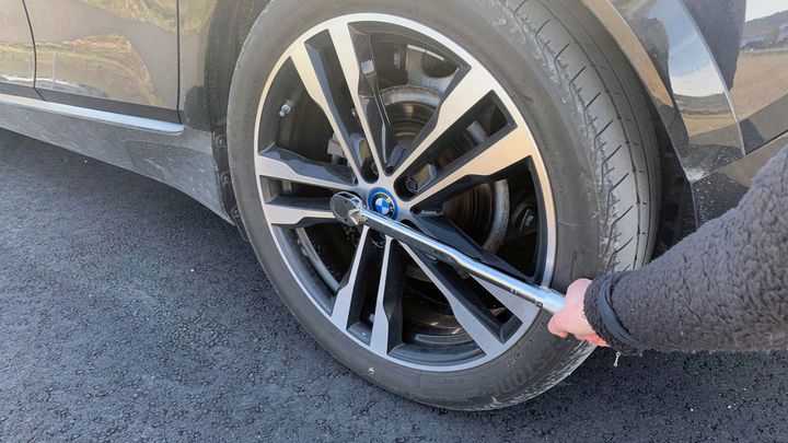 NAF anbefaler at du etterstrammer hjulboltene etter å ha kjørt rundt 50 kilometer etter hjulskiftet. Dette gjelder både om du selv har gjort det eller et dekkverksted har gjort det for deg. (Foto: NAF)