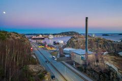 Vesterveien varmesentral, som leverer fjernvarme til Kristiansand by som kan skimtes i bakgrunnen. Foto: Agder Energi