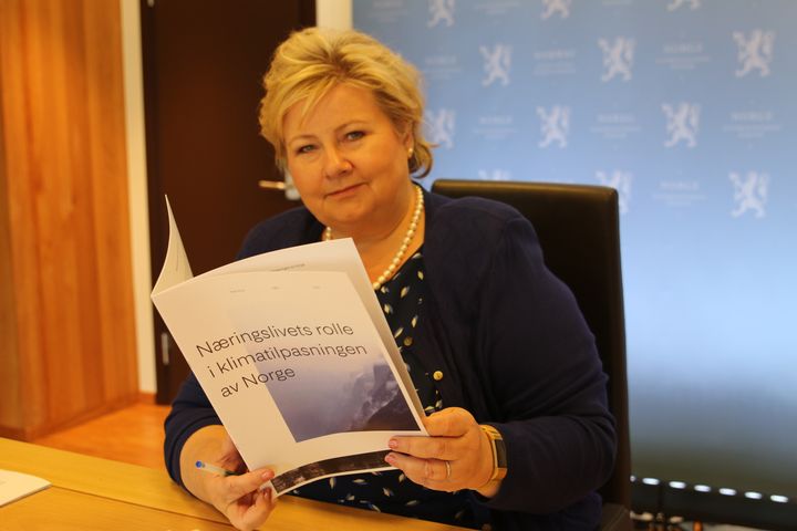 Statsminister Erna Solberg med Skift-notatet om næringslivet rolle i klimatilpasningen. Foto: Statsministerens kontor.