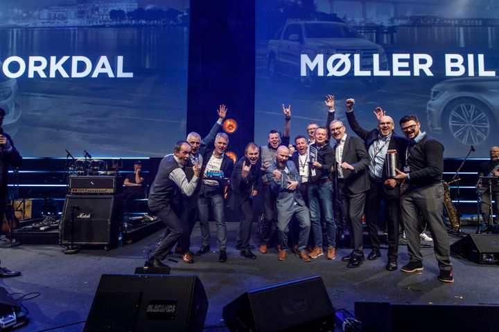 De glade vinnerne fra Møller Bil Orkdal og representanter fra importøren.
