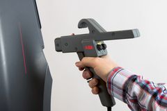 Opptakene startes ved å trykke på en knapp med tommelen, mens en laserlinjal som viser hvor lakken skal treffe aktiveres ved hjelp av avtrekkeren.