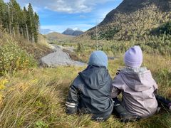 En ny grussti leder fotturistene ned mot kulverten og under E136/E39. Her vil det komme skilt som tydelig viser veien. Foto: Marit Krekvik, Statens vegvesen.