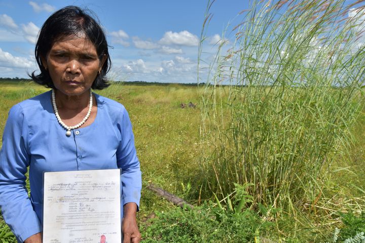 Landrettigheter i Kambodsja. 
Noun Mun har papirer på at hun eier landet, men myndighetene mener papirene ikke er gyldige.Foto. Norsk Folkehjelp